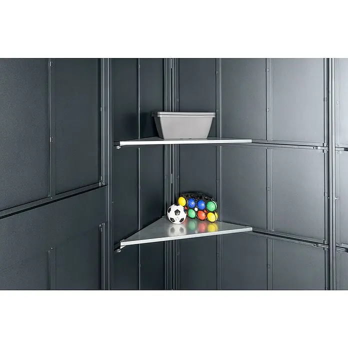 EcoStar Eckregal - L x B: 62,2 x 62,2 cm, Passend für: EcoStar Gerätehäuser - Eckregale in einem Metallschrank mit einer grauen Box, einem Fußball und farbigen Bällen.