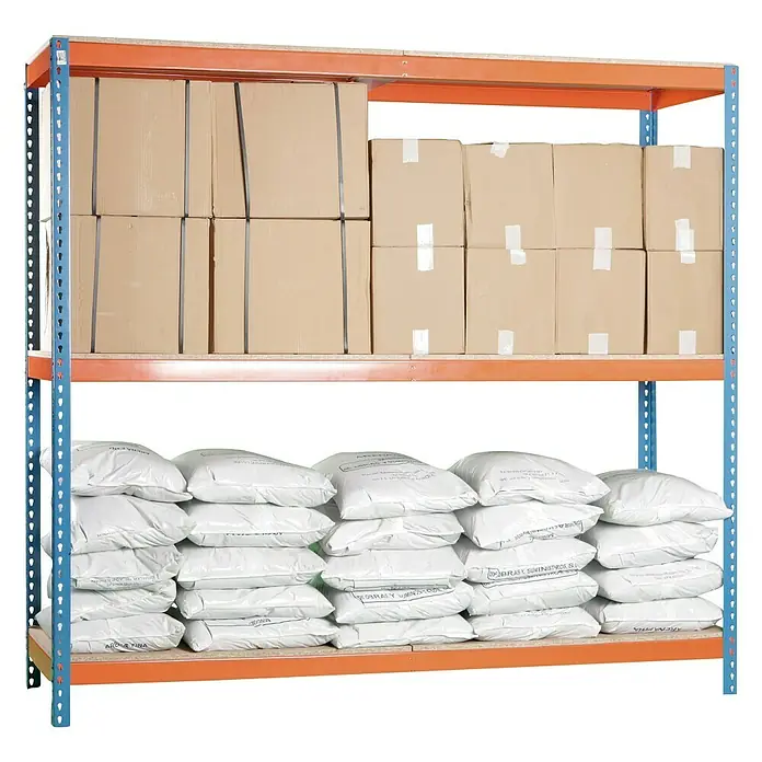 Simonrack Simonforte Schwerlastregal Simonforte Chipboard - H x B x T: 150 x 150 x 60 cm, Traglast pro Boden: 600 kg, Anzahl Böden: 3 Stk., Stecken, Blau/Orange - Ein Regal mit Kartons auf der oberen Ebene und Säcken auf der unteren Ebene. Ideal für die Lagerung von Waren.