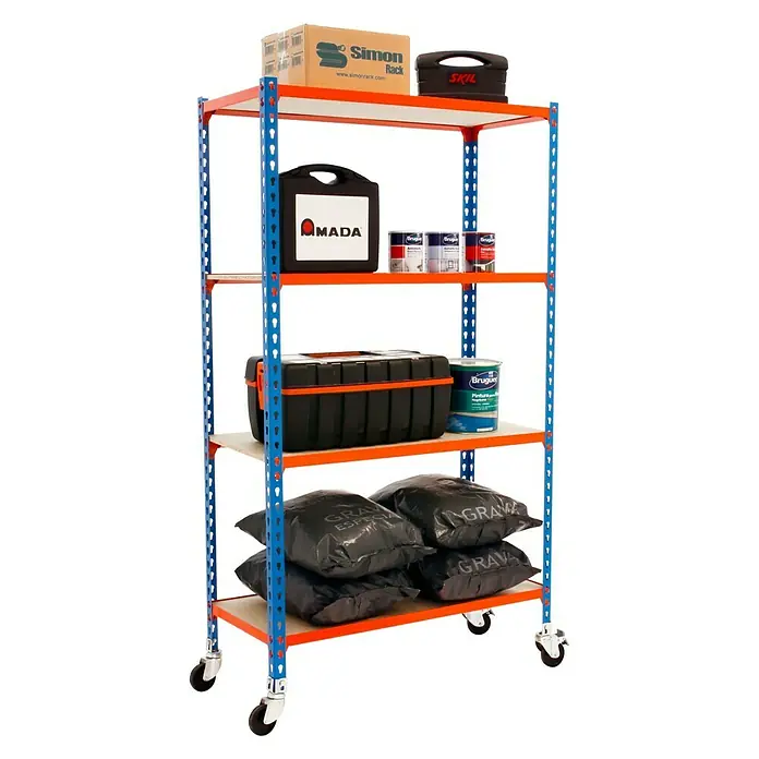 Simonrack Maderclick Estantería metálica Mobile Superplus - Al x An x Pr: 150 x 110 x 40 cm, Número de baldas: 4 ud., Inserción, Azul/Naranja - Imagen de una estantería móvil de cuatro niveles para carga pesada, cargada con varios artículos, ideal para taller o almacén.