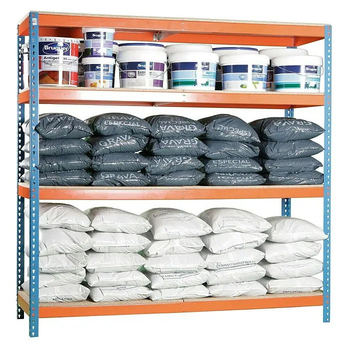 Simonrack Ecoforte Schwerlastregal Chipboard - H x B x T: 200 x 150 x 60 cm, Traglast pro Boden: 400 kg, Anzahl Böden: 4 Stk., Stecken, Blau/Orange - Ein Regal voller Bruguer Farbeimer und Säcke mit Kies und Füllstoffen, ideal für Bau- und Renovierungsprojekte.