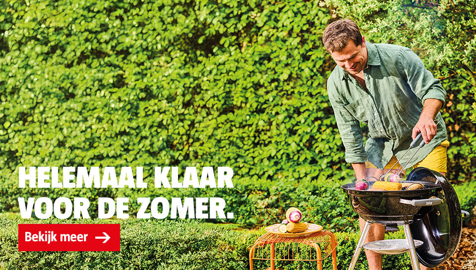 helemaal-klaar-voor-de-zomer-man-met-barbecue-in-tuin