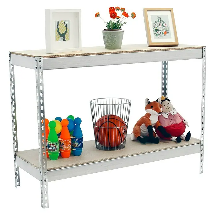Simonrack Simonforte Schwerlastregal Simonforte Chipboard - H x B x T: 90 x 120 x 60 cm, Traglast pro Boden: 600 kg, Anzahl Böden: 2 Stk., Stecken, Silber - Regal mit zwei Ablagen und Gegenständen darauf, darunter Bilderrahmen, Blumen, Bowlingkugeln, ein Basketball und Stofftiere.