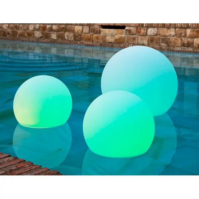 New Garden Solar-Dekoleuchte Buly - Durchmesser: 20 cm, IP65 - Drei leuchtende Schwimmkugeln in einem Pool, die eine entspannende Atmosphäre schaffen und das Wasser in sanften Farben beleuchten.