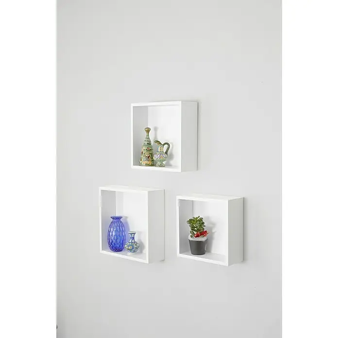 Format Wandregal-Set Kalisi - 3 Stk., Weiß - Das Bild zeigt drei schwebende, weiße Würfelregale, die an einer Wand befestigt sind. Sie sind mit Dekorationen wie Vasen und einer Sukkulente bestückt.