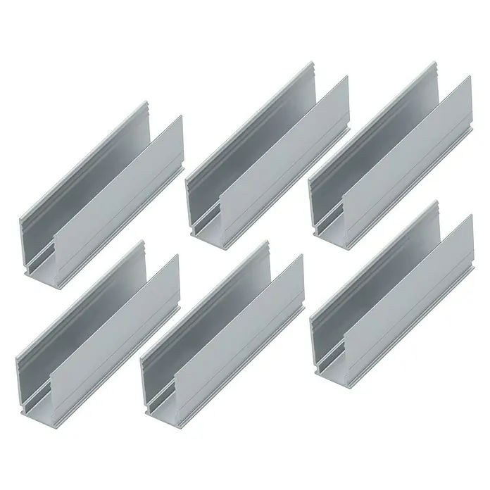 Paulmann Plug & Shine Profil Montage-Clip - Aluminium, Passend für: Paulmann Plug & Shine LED-Band - Nahaufnahme von sechs silbernen U-Profilen vor einem schwarzen Hintergrund.