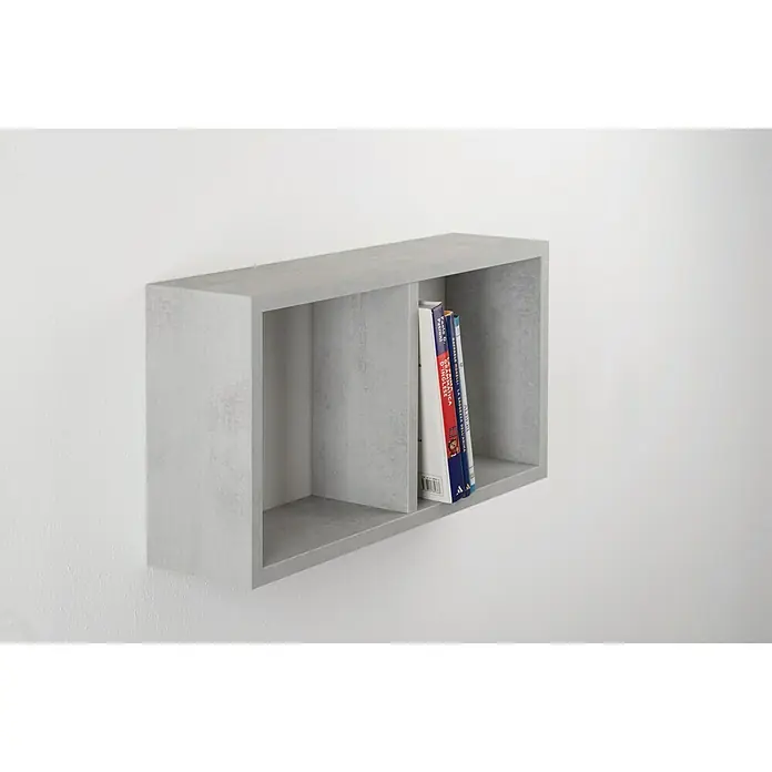 Format Wandregal Yasmine - L x B x H: 59 x 14,5 x 30 cm, Beton - Das Bild zeigt ein graues Wandregal mit zwei Fächern, in einem Fach stehen Bücher. Das Regal ist schlicht und modern gestaltet.