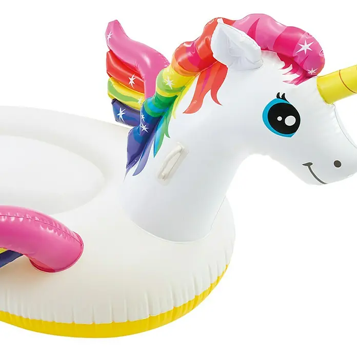Intex Animal acuático Unicornio Isla L - 201 x 140 x 97 cm, Plástico, Multicolor - Primer plano de un flotador inflable de unicornio. El unicornio tiene una melena de arcoíris y un cuerno amarillo. ¡Ideal para la piscina!