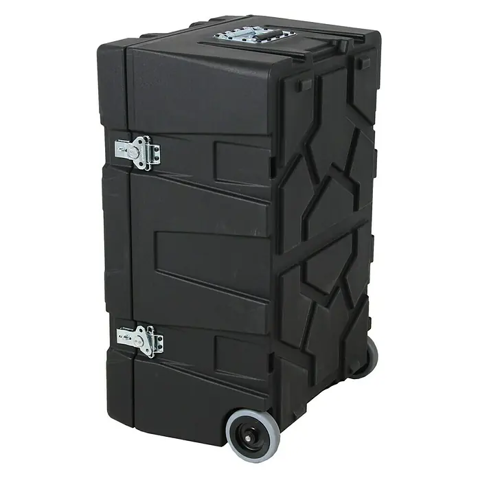 Hepco & Becker Aufbewahrungs- & Transportbox Strongmate 2003 - L x B x H: 590 x 880 x 445 mm, 131 l, High Density Polyethylen (HDPE) - Ein schwarzer, rollbarer Gerätekoffer mit robusten Verschlüssen und einem markanten, texturierten Design für den sicheren Transport von Equipment.