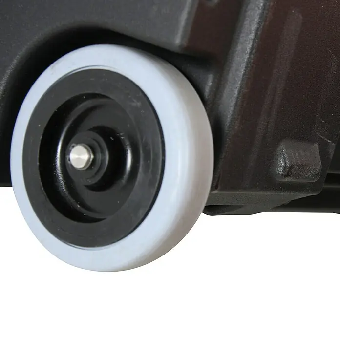 Hepco & Becker Aufbewahrungs- & Transportbox Strongmate 2003 - L x B x H: 590 x 880 x 445 mm, 131 l, High Density Polyethylen (HDPE) - Detailaufnahme eines schwarzen Rollkoffers mit grauem Rad, ideal für Reisen und den einfachen Transport von Gepäck.