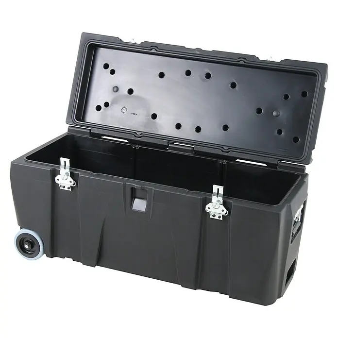 Hepco & Becker Aufbewahrungs- & Transportbox Strongmate 2001 - L x B x H: 400 x 1.000 x 470 mm, 100 l, High Density Polyethylen (HDPE) - Geöffnete schwarze Werkzeugkiste mit Rädern und Metallschnallen, ideal für Lagerung und Transport.