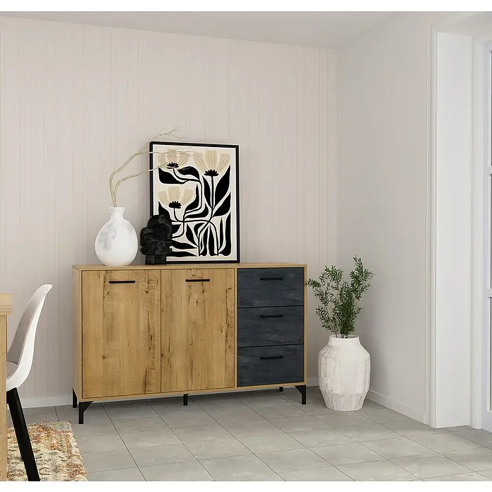 Muebles Pitarch Aparador Nantes - L x An x Al: 40 x 135 x 85 cm, Roble Gold/Mármol, Número de cajones: 3 ud., Número de puertas: 2 ud. - Un aparador elegante con textura de madera y cajones oscuros, decorado con arte y un jarrón elegante, añadiendo un toque moderno a cualquier habitación.