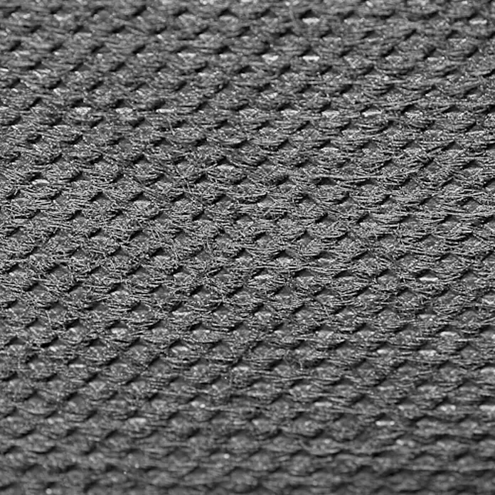 Windhager Trenn- & Filtervlies für Töpfe - L x B: 2 x 1 m - Nahaufnahme eines grauen, strukturierten Stoffes, der ein dichtes, regelmäßiges Muster aufweist. Ideal als Hintergrund oder für Textildesign.