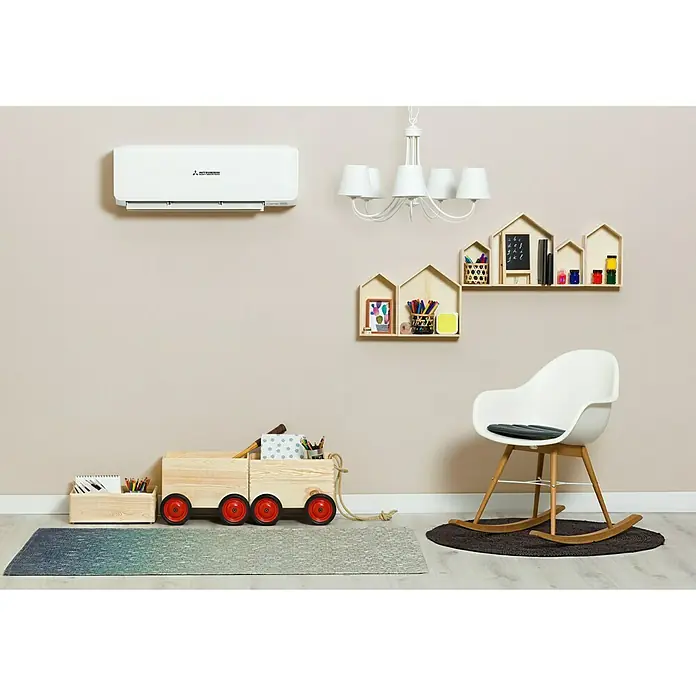Set cajas de madera estantes Casa -  - Aire acondicionado de pared Mitsubishi en habitación infantil con estanterías de madera y carro de juguete para ambiente confortable.