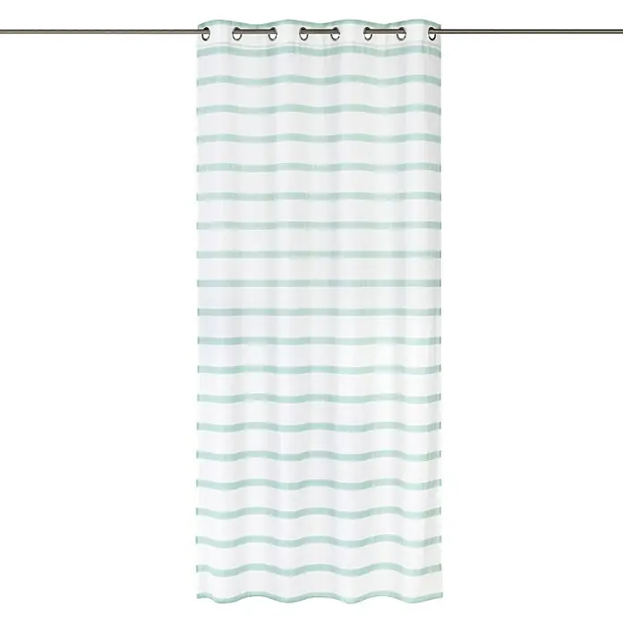 Elbersdrucke Ösenschal Ida - 140 x 255 cm, 100 % Polyester, Weiß/Mint - Eine gestreifte Duschvorhang mit türkisgrünen Wellenlinien hängt an einer Stange. Das Badezimmeraccessoire sorgt für Privatsphäre und Dekoration.