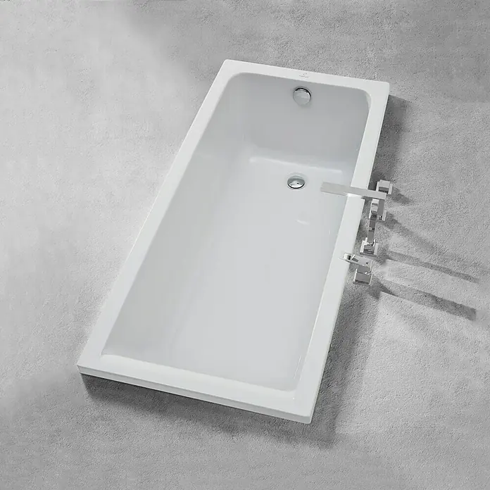 Camargue Badewanne Orlando - 140 x 70 cm, Sanitäracryl, Weiß - Hochwinkelaufnahme einer rechteckigen, weißen Badewanne mit Armaturen auf grauem Untergrund.