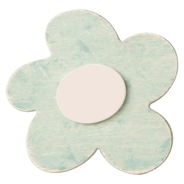 Nesu Tirador para muebles Flor Shabby - L x An x Al: 5,4 x 5,2 x 3,2 cm, Madera - Primer plano de una flor de madera azul claro con un centro redondo color crema, ideal para manualidades y decoraciones.