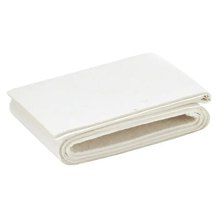 Inofix Protector de fieltro 4010 - L x An x Al: 85 x 1.000 x 3 mm, Blanco - Primer plano de un rollo de guata blanca doblado. Perfecto para manualidades, acolchado o como capa base. Material versátil y de alta calidad.