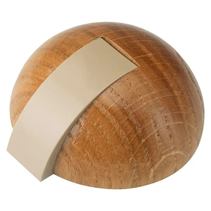 Inofix Tope de puerta 1470 - Madera, Roble - Primer plano de un tope de puerta hemisférico de madera con una banda beige.