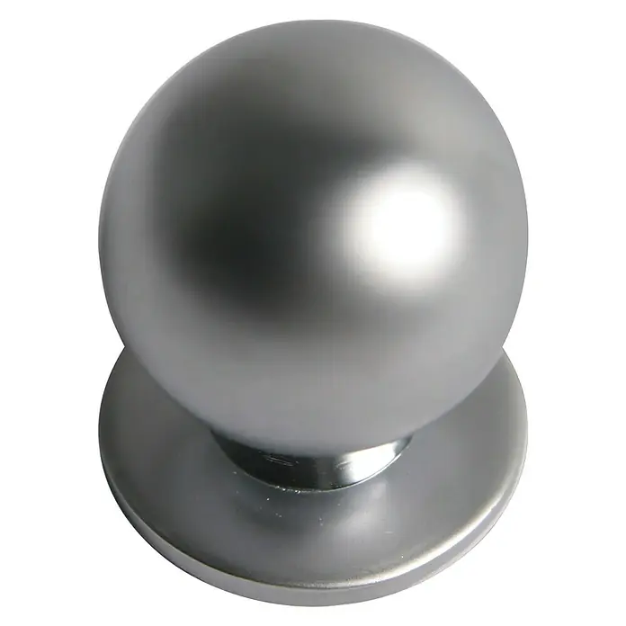 Nesu Pomo para muebles 24517 - Ø x Al: 23 x 27 mm, Acero, Cromo - Primer plano de un pomo de puerta redondo de color plateado con una superficie lisa y una base sutil sobre un fondo negro.