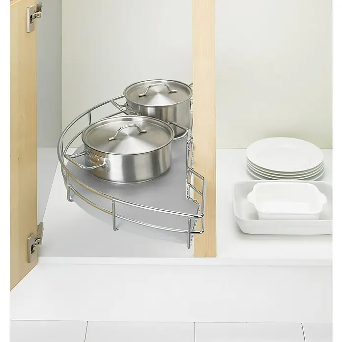 Wenko Antirutschmatte - Grau, L x B: 150 x 50 cm - Apothekerschrank mit drehbaren Ablagen aus Chromdraht für Töpfe und Geschirr, eingebaut in einen hellen Holzschrank in einer modernen Küche.