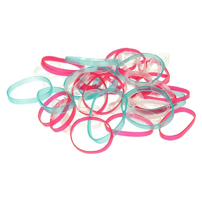 Metaltex Gummi Extra Resistant - Durchmesser: 60 mm, 115 Stk. - Diese Aufnahme zeigt eine Ansammlung von rosafarbenen, weißen und türkisfarbenen Haargummis, die auf einer schwarzen Oberfläche liegen.