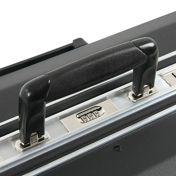 Hepco & Becker Werkzeugkoffer Budget 5075 Trolley - L x B: 430 x 510 mm, Höhe: 240 mm, ABS - Detailaufnahme eines schwarzen Aktenkoffers mit silberfarbenen Beschlägen und einem Kombinationsschloss.