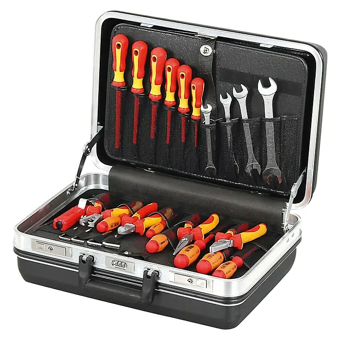 Hepco & Becker Werkzeugkoffer Budget 5012 - L x B x H: 370 x 490 x 200 mm, Material: ABS - Ein offener Werkzeugkoffer mit einer Auswahl an Schraubendrehern, Zangen und Schraubenschlüsseln mit roten und gelben Griffen.