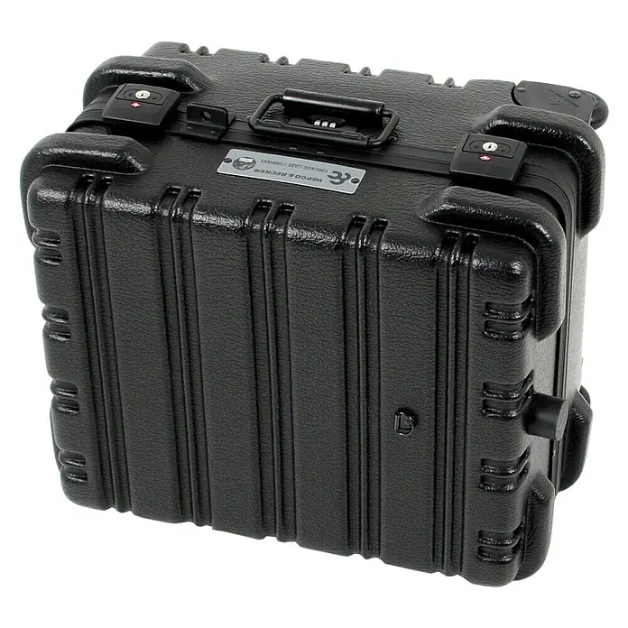 Hepco & Becker Werkzeugkoffer Chicago Case 5530 - L x B x H: 420 x 510 x 340 mm, High Density Polyethylen (HDPE) - Detailaufnahme eines schwarzen Hepco & Becker Trolley-Koffers mit Rollen und Tragegriff. Perfekt für den sicheren Transport von Equipment.