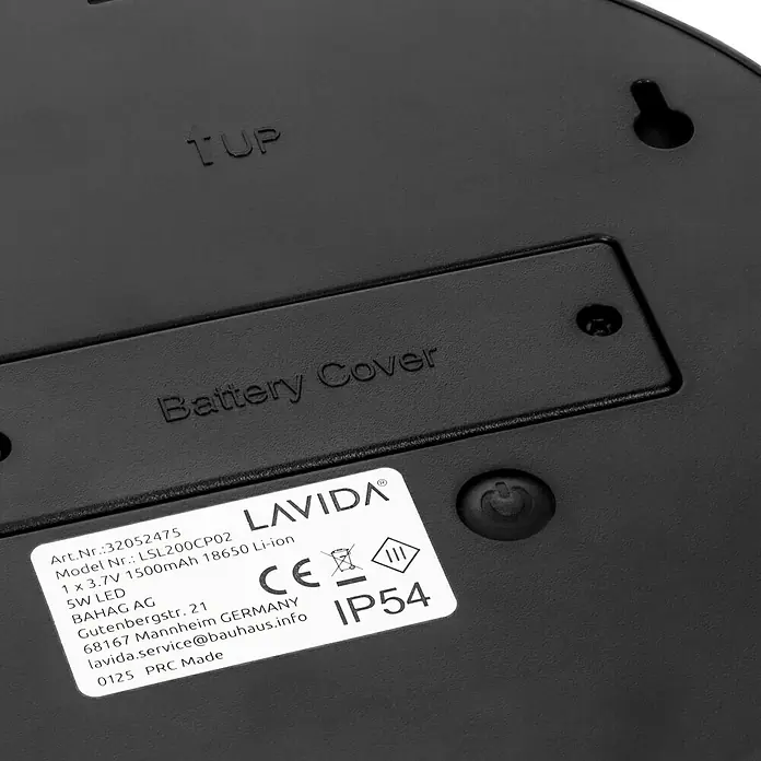 Lavida Solar-Außenwandleuchte - 5 W, L x B x H: 9,7 x 20 x 20 cm, Schwarz, IP54, 500 lm - Nahaufnahme der Unterseite einer Lavida-Leuchte mit Batteriefachdeckel und technischen Details auf einem Etikett.
