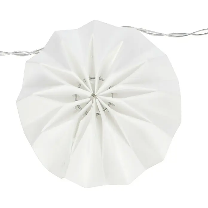 Starlux LED-Lichterkette Kleine Sonnen - Außen, Lichtfarbe: Warmweiß, Anzahl Leuchtmittel: 10 Stk., Akkubetrieben - Nahaufnahme einer dekorativen Papierlaterne mit Faltenmuster und metallischer Aufhängung vor einem dunklen Hintergrund.