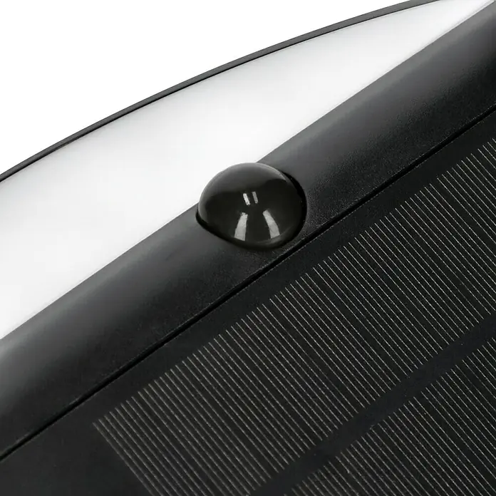 Lavida Solar-Außenwandleuchte - 5 W, L x B x H: 9,7 x 20 x 20 cm, Schwarz, IP54, 500 lm - Nahaufnahme eines Bewegungssensors auf einer schwarzen Solarpanel-Leuchte mit weißem Gehäuse, ideal für Außenbereiche.