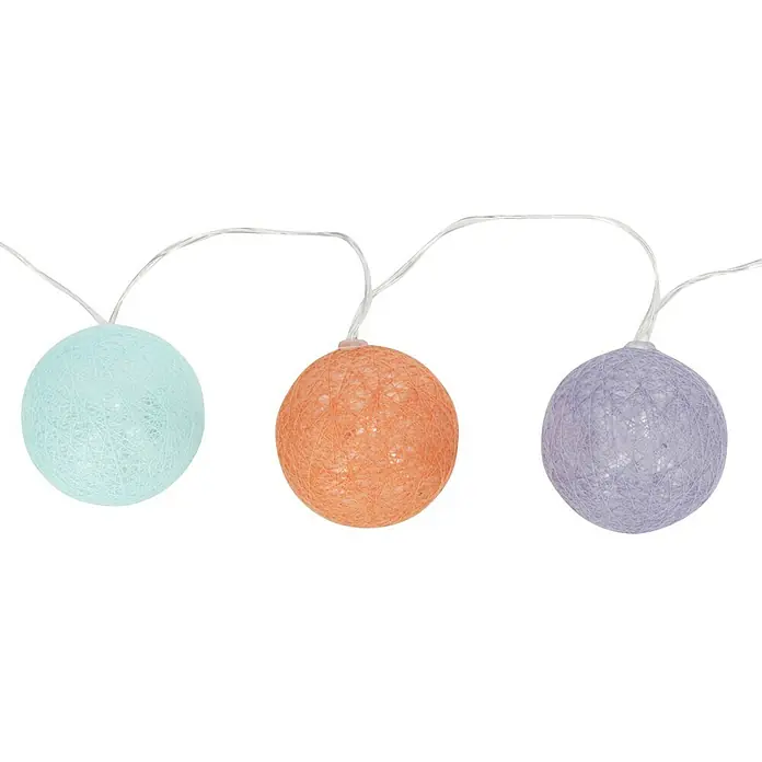 BAUHAUS LED-Lichterkette Balls - Innen, Lichtfarbe: Warmweiß, Anzahl Leuchtmittel: 20 Stk., Batteriebetrieben - Nahaufnahme von pastellfarbenen Baumwollkugel-Lichterketten in Blau, Orange und Lila vor einem schwarzen Hintergrund.