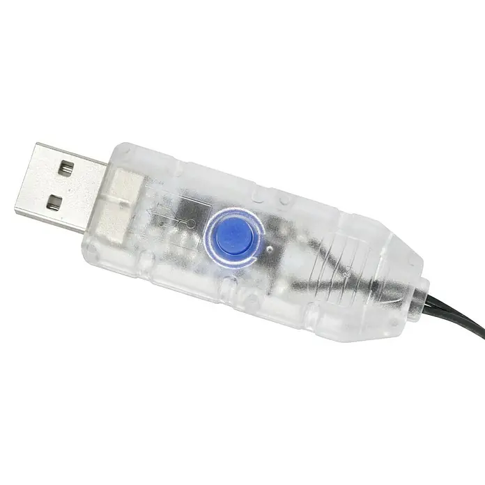 BAUHAUS LED-Solar-Lichterkette Bubble - Innen, 6,9 m, Mehrfarbig - Nahaufnahme eines USB-Steckers mit transparentem Gehäuse und blauem Knopf, der an ein schwarzes Kabel angeschlossen ist.