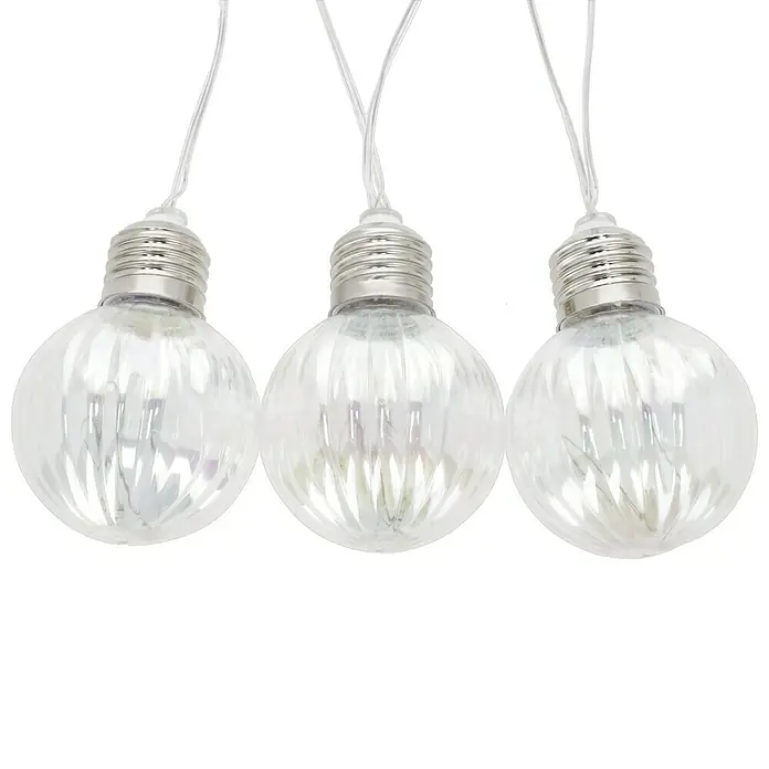 BAUHAUS LED-Solar-Lichterkette Shine - Außen, 4,8 m, Warmweiß - Nahaufnahme von drei hängenden Glühbirnen mit dekorativem, geriffeltem Design, die ein warmes, einladendes Licht ausstrahlen.