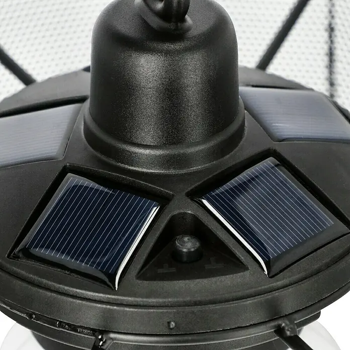 BAUHAUS Solar-Hängeleuchte Basket - L x B x H: 30 x 30 x 70 cm, Schwarz, IP44 - Nahaufnahme einer schwarzen Solar-Gartenlaterne mit quadratischen Solarzellen auf der Oberseite zur Energieversorgung.