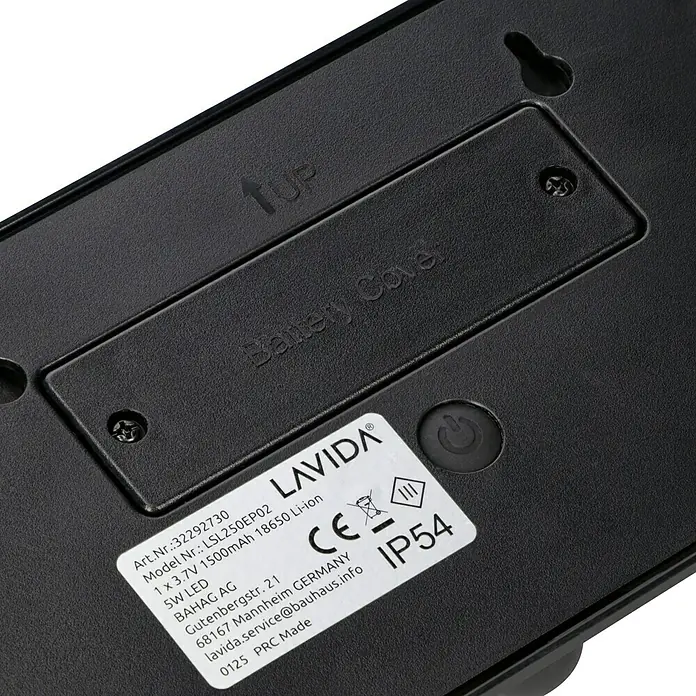 Lavida Solar-Außenwandleuchte - 5 W, L x B x H: 25 x 12 x 6,5 cm, Schwarz, IP54, 500 lm - Nahaufnahme der Rückseite einer schwarzen Lampe mit Batteriefach und Produktinformationen.