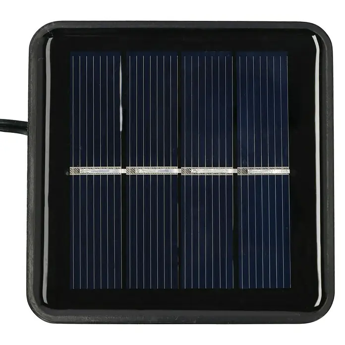 BAUHAUS LED-Solar-Lichterkette Bubble - Innen, 6,9 m, Mehrfarbig - Nahaufnahme eines Solarpanels in einem schwarzen Rahmen. Das Panel besteht aus mehreren blauen Solarzellen und silbernen Verbindungsstücken.