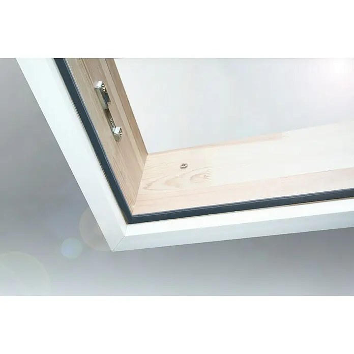 Star Stairs Abdeckleiste - 4 Stk., Passend für: Star Stairs Bodentreppen ≤ 120 x 70 cm - Detailaufnahme eines Dachfensters mit weißem Rahmen und Holzverkleidung, das die hochwertige Verarbeitung und das elegante Design hervorhebt.