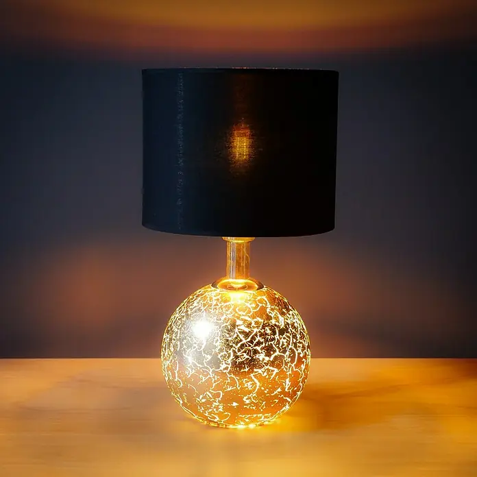 Tween Light Tischleuchte Gala - 40 W, Schwarz/Gold, G9 - Elegante Tischleuchte mit kugelförmigem, goldenem Sockel und schwarzem Lampenschirm, die warmes Licht spendet.