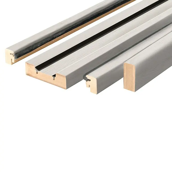 Solid Elements Set para puertas correderas Quebec - 95 mm x 2,2 m, Blanco/gris, Madera - La imagen muestra un primer plano de perfiles de marcos de puertas en varios diseños y colores, sobre un fondo blanco limpio.