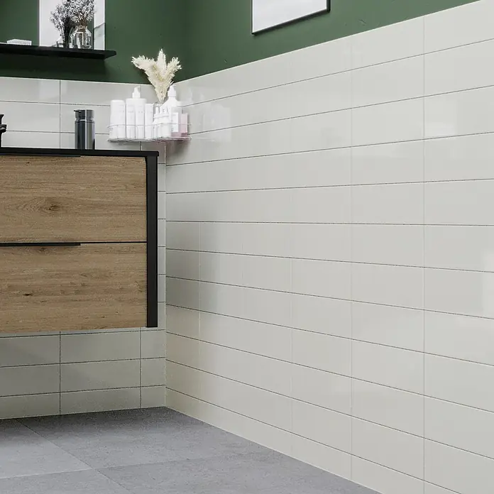 Modern Style Wandfliese Rustic Emotion - 9,8 x 29,8 cm, Creme, Glänzend - Badezimmeransicht mit horizontalen weißen Wandfliesen und einem Holzwaschtisch mit schwarzen Akzenten für ein modernes Design.