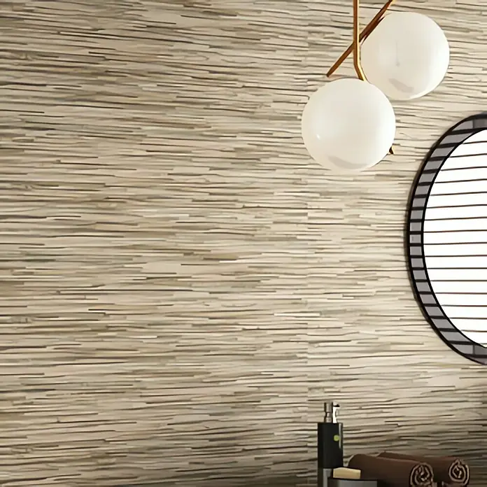 Wandfliese Layers Dekor - 30 x 90 cm, Beige, Matt - Ein Badezimmer mit einer strukturierten Wand, einer modernen Lampe und einem runden Spiegel, das ein elegantes und stilvolles Ambiente bietet.