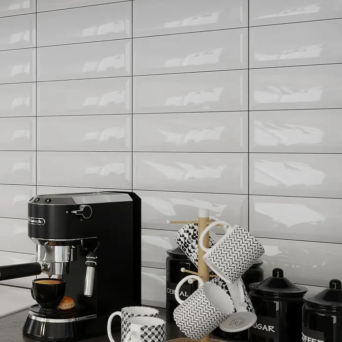 Modern Style Wandfliese Metro Biselado - 9,8 x 29,8 cm, Weiß, Glänzend - Nahaufnahme von weißen Keramikfliesen, die die Küche stilvoll akzentuieren. Elegante Wahl für moderne Küchendesigns.