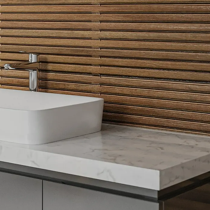 Wandfliese Spa Cuero Dekor - 30 x 90 cm, Braun, Matt - Nahaufnahme eines modernen Badezimmers mit Waschbecken, Armatur und Holzpaneelwand für ein elegantes und stilvolles Design.
