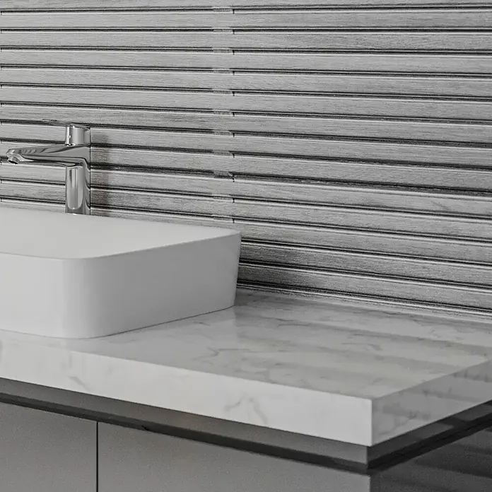 Wandfliese Spa Perla Dekor - 30 x 90 cm, Grau, Matt - Nahaufnahme eines modernen Badezimmers mit einem weißen Aufsatzwaschbecken auf einer Marmorplatte und einer grauen, horizontal gestreiften Wand im Hintergrund.