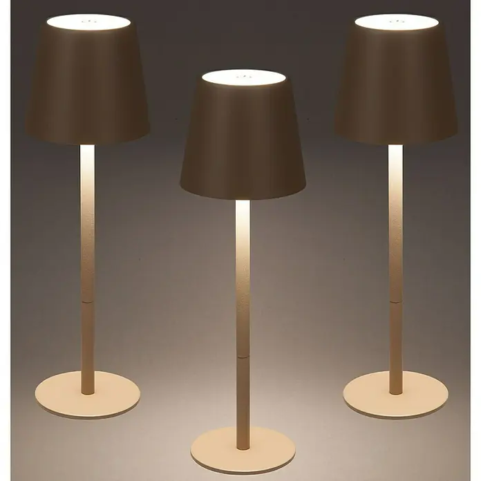 Starlux Paola Akku-Tischleuchte - 3 Stk., 1,6 W, L x B x H: 8,6 x 8,6 x 27 cm, Warmweiß, Sand - Drei moderne, beigefarbene Stehlampen mit kegelförmigem Schirm und sanftem Licht in einem minimalistischen Design.