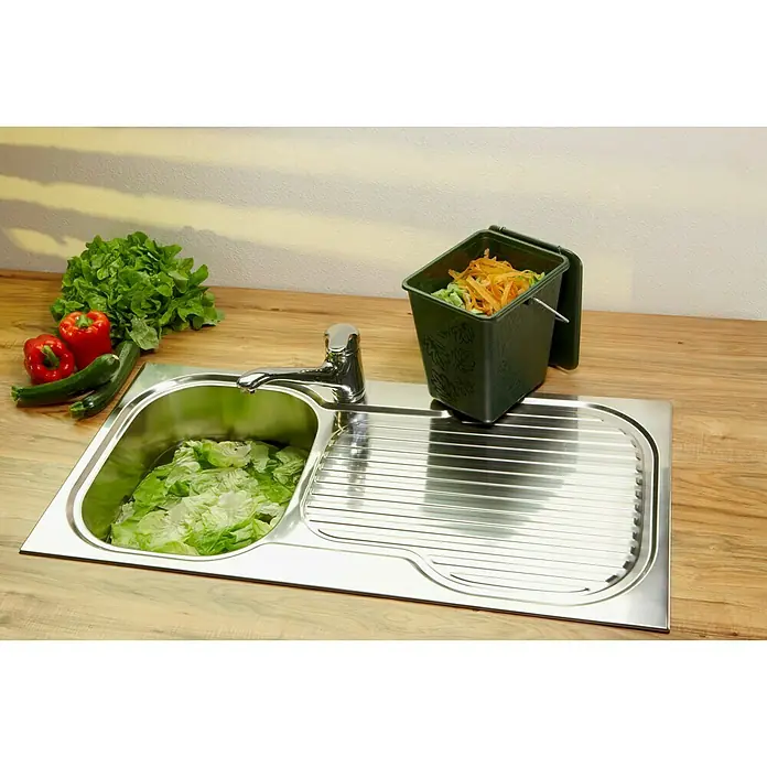 Rotho Standard-Mülleimer Bio-Komposteimer - 7 l, Kunststoff, Buchengrün - Spülbecken mit Abtropffläche und einem Komposteimer, gefüllt mit Gemüseabfällen. Eine nachhaltige Küchenlösung für die Kompostierung von Bioabfällen.