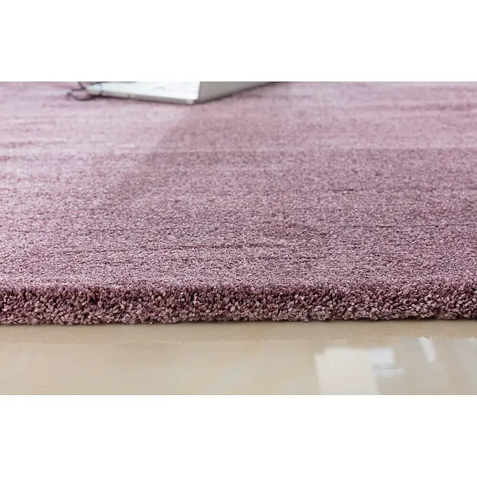 Kurzflorteppich Softtouch - Pastell-Lila, 150 x 80 cm, 100 % Polypropylen (Flor) - Nahaufnahme eines lilafarbenen Teppichs mit weicher Textur. Ideal für Komfort und Stil in jedem Raum.