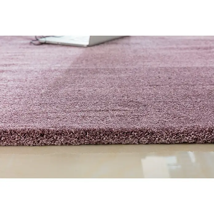 Kurzflorteppich SofttouchPastell-Lila, 290 x 200 cm, 100 % Polypropylen (Flor) - Nahaufnahme eines lilafarbenen Teppichs mit weicher Textur. Ideal für Komfort und Stil in jedem Raum.