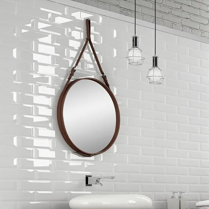 Modern Style Wandfliese Manhattan Biselado Blanco - 7,5 x 15 cm, Weiß, Glänzend - Ein runder Spiegel mit Lederriemen hängt an einer weißen Wand mit U-Bahn-Fliesen in einem modernen Badezimmer.